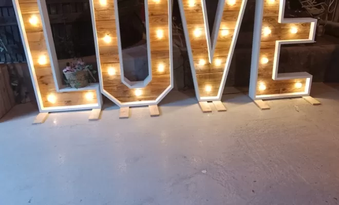 Location LOVE en bois lumineux, Béziers, MATPROSEC