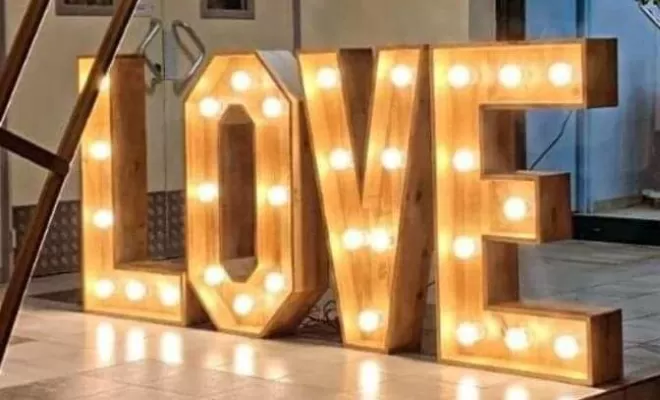 Location LOVE en bois lumineux, Béziers, MATPROSEC